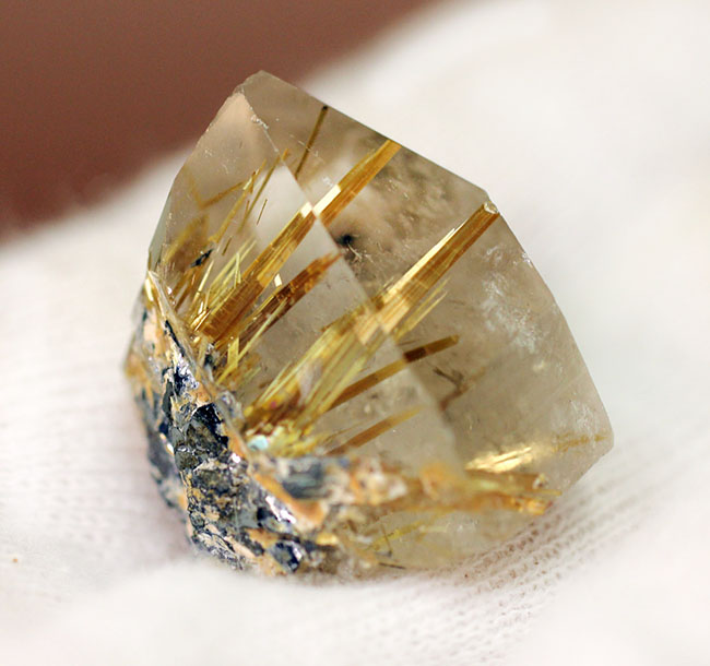理想的な割合でルチルを含有したゴールデンルチルクオーツの天然結晶（その7）