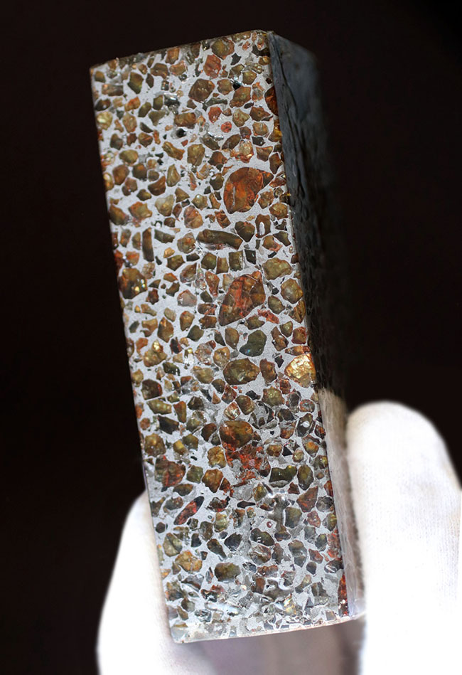 常識にとらわれないアンリアルなカッティング！この質量感、塊感！角柱でもやはり「世界で最も美しい隕石」の異名を体現し続ける、ケニア産の石鉄隕石、パラサイトのメガサイズ標本（その1）