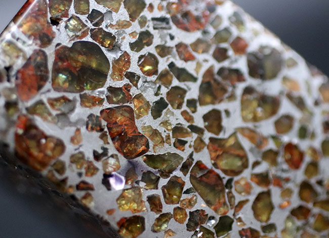 常識にとらわれないアンリアルなカッティング！この質量感、塊感！角柱でもやはり「世界で最も美しい隕石」の異名を体現し続ける、ケニア産の石鉄隕石、パラサイトのメガサイズ標本（その5）