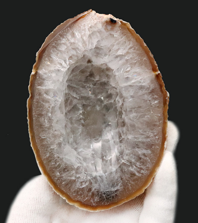 メロンの断面のよう？小物入れとしても使える、火山岩の内部に発達した石英結晶のジオード（Agate）（その1）