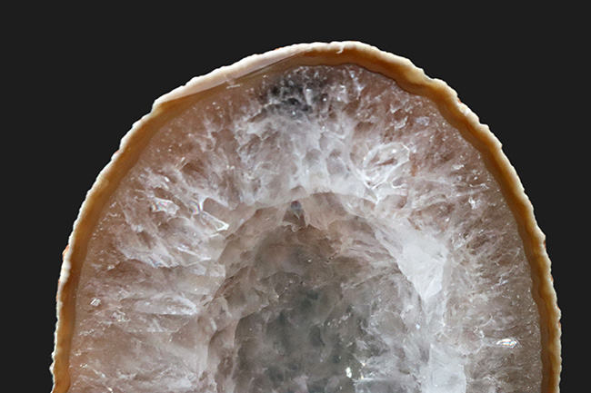 メロンの断面のよう？小物入れとしても使える、火山岩の内部に発達した石英結晶のジオード（Agate）（その2）