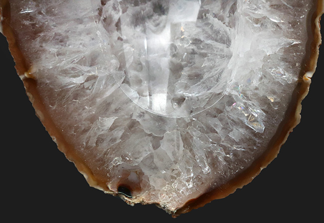 メロンの断面のよう？小物入れとしても使える、火山岩の内部に発達した石英結晶のジオード（Agate）（その3）