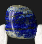 ラズライトの濃いブルーに加えて、黄鉄鉱によるゴールド、方解石のホワイトなど、様々な色を呈する、美しい天然ラピスラズリ（Lapis lazuli）のポリッシュ標本