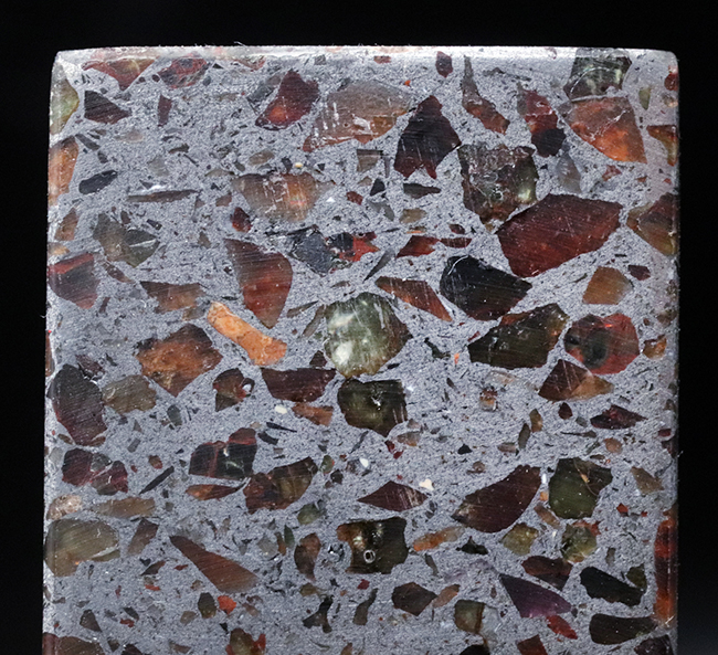 大人気！贅沢なキューブ型にカットされた、ケニア産の美しきパラサイト隕石。１４９グラム！（その2）