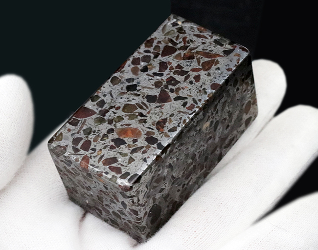 大人気！贅沢なキューブ型にカットされた、ケニア産の美しきパラサイト隕石。１４９グラム！（その3）
