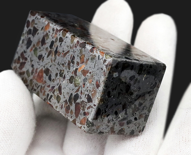 大人気！贅沢なキューブ型にカットされた、ケニア産の美しきパラサイト隕石。１４９グラム！（その4）