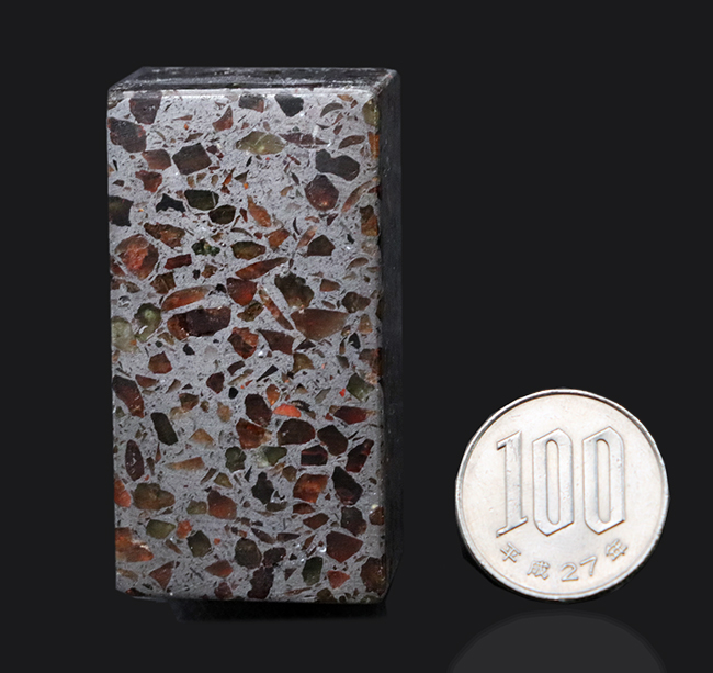 大人気！贅沢なキューブ型にカットされた、ケニア産の美しきパラサイト隕石。１４９グラム！（その8）