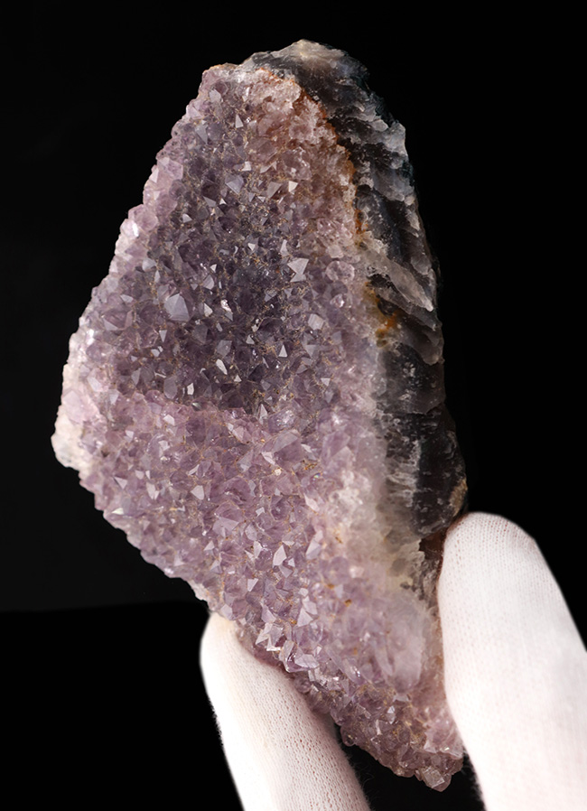 絨毯のごとき結晶成長！古来より王侯貴族に愛されてきたアメシスト（Amethyst）の原石（その1）