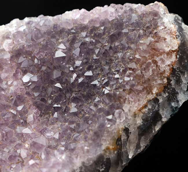 絨毯のごとき結晶成長!古来より王侯貴族に愛されてきたアメシスト(Amethyst)の原石(その3)