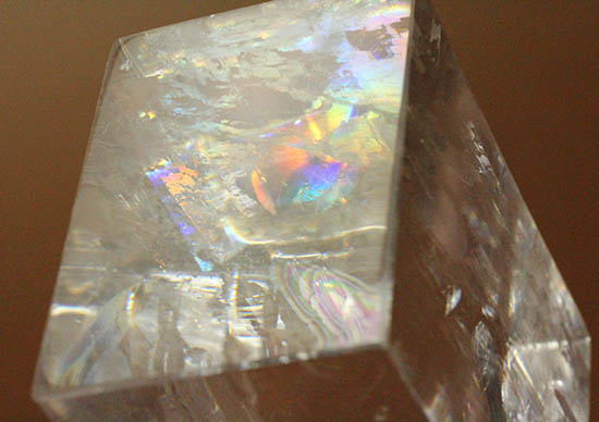 複屈折と遊色のコラボレーション。七色に光るカルサイト（方解石）天然結晶（その10）