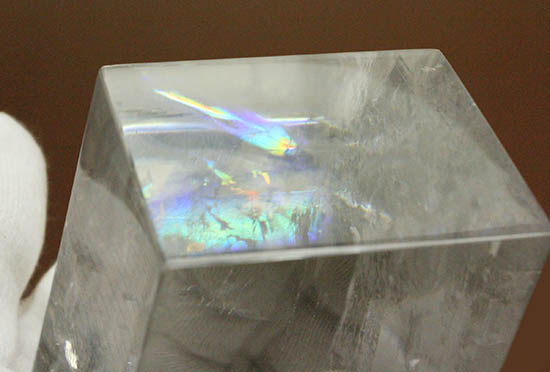 複屈折と遊色のコラボレーション。七色に光るカルサイト（方解石）天然結晶（その3）