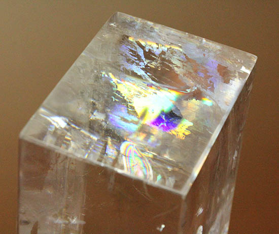 複屈折と遊色のコラボレーション。七色に光るカルサイト（方解石）天然結晶（その8）