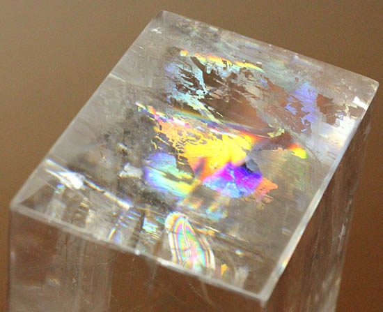 複屈折と遊色のコラボレーション。七色に光るカルサイト（方解石）天然結晶（その9）