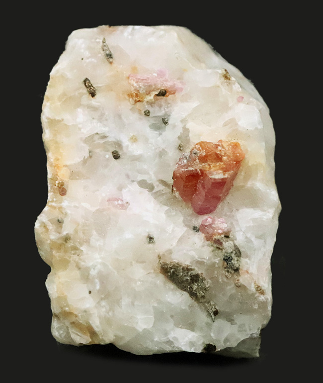 書斎の傍らに飾ってみませんか？天然ルビー（Ruby）の原石（その1）