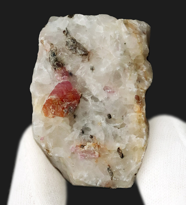 書斎の傍らに飾ってみませんか？天然ルビー（Ruby）の原石（その2）