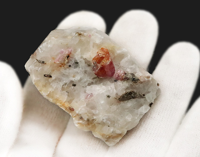 書斎の傍らに飾ってみませんか？天然ルビー（Ruby）の原石（その3）