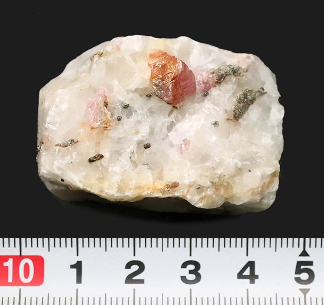 書斎の傍らに飾ってみませんか？天然ルビー（Ruby）の原石（その5）