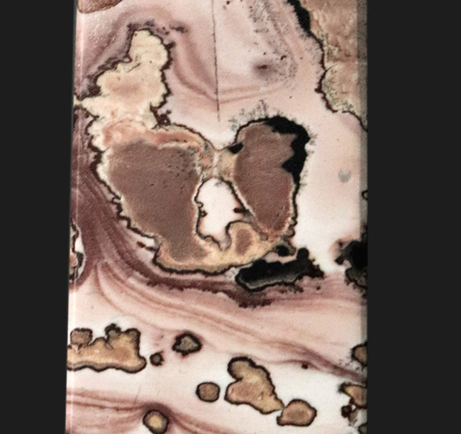 見るたびに想像力が膨らむ、山水画のような味わいを持つ、ピクチャージャスパー(Jasper)のオベリスク型標本(その9)