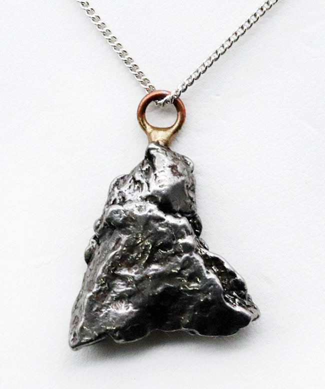 世界的に知られた鉄隕石、カンポ・デル・シエロ（Campo del Cielo）を使ったペンダントトップ（シルバーチェーン、高級ジュエリーケース付き）（その1）