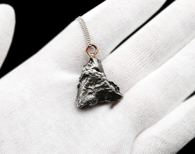 世界的に知られた鉄隕石、カンポ・デル・シエロ（Campo del Cielo）を使ったペンダントトップ（シルバーチェーン、高級ジュエリーケース付き）（その3）