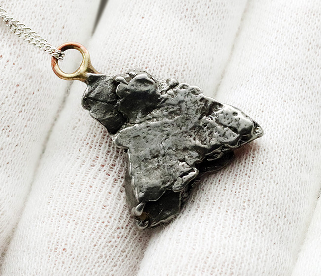 世界的に知られた鉄隕石、カンポ・デル・シエロ（Campo del Cielo）を使ったペンダントトップ（シルバーチェーン、高級ジュエリーケース付き）（その4）