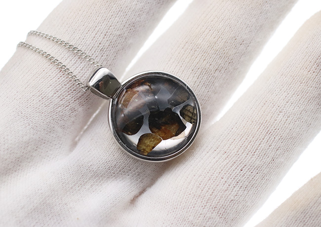 煌煌と輝くカンラン石にご注目！世界で最も美しい隕石と評される