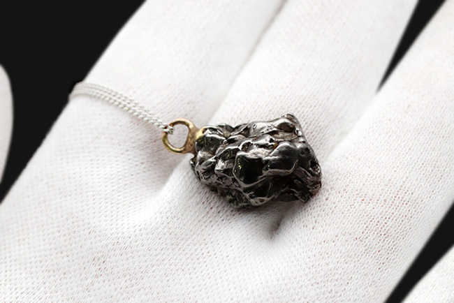 あなたの胸元に隕石を！カンポ・デル・シエロ（Campo del Cielo）鉄隕石のペンダントトップ（シルバーチェーン、高級ジュエリーケース付き）（その3）