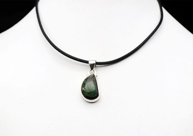 煌くグリーンが特徴。カナダ産アルバータ州産アンモライト(Ammolite)のペンダントトップ。金具はスターリングシルバー。チェーン、革紐、ジュエリーケース付き(その3)