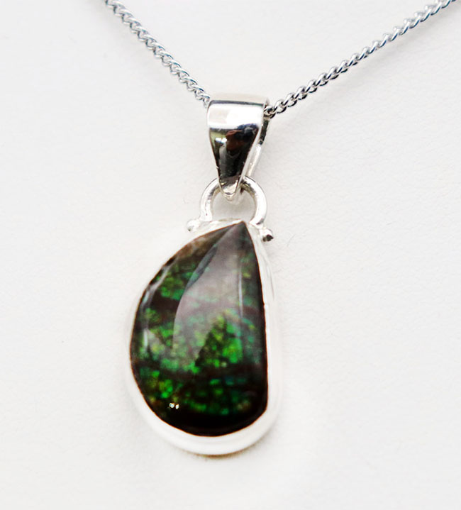 煌くグリーンが特徴。カナダ産アルバータ州産アンモライト(Ammolite)のペンダントトップ。金具はスターリングシルバー。チェーン、革紐、ジュエリーケース付き(その4)