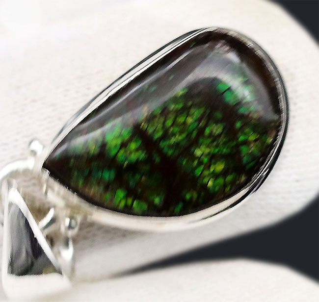 煌くグリーンが特徴。カナダ産アルバータ州産アンモライト(Ammolite)のペンダントトップ。金具はスターリングシルバー。チェーン、革紐、ジュエリーケース付き(その5)