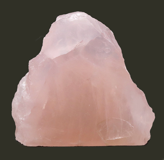 美しいピンク色を呈する、典型的なローズクォーツ（rose quartz）。幻想的な味わいをお楽しみください。（その1）