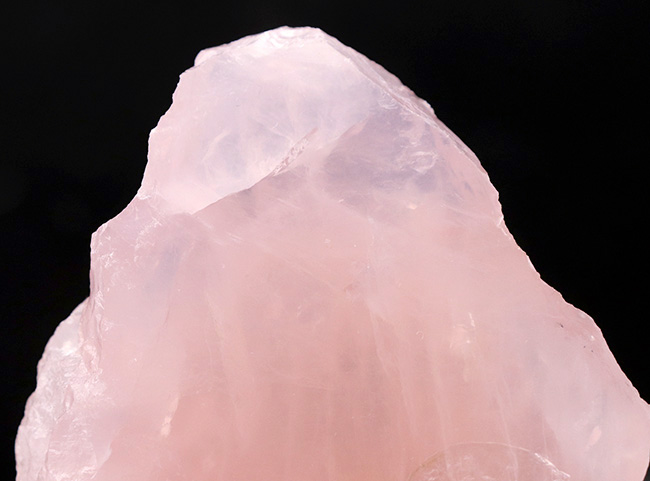 美しいピンク色を呈する、典型的なローズクォーツ(rose quartz)。幻想的な味わいをお楽しみください。(その2)