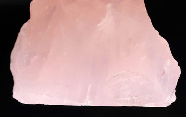 美しいピンク色を呈する、典型的なローズクォーツ（rose quartz）。幻想的な味わいをお楽しみください。（その3）