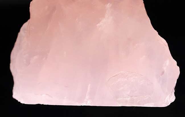 美しいピンク色を呈する、典型的なローズクォーツ(rose quartz)。幻想的な味わいをお楽しみください。(その3)
