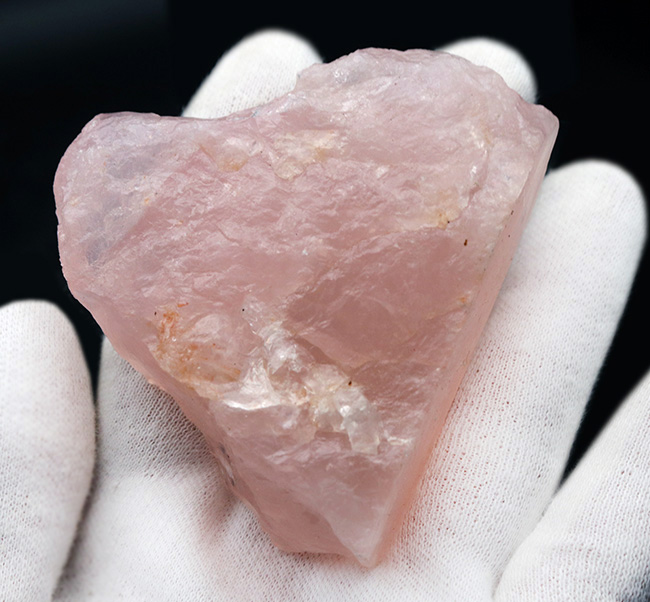 美しいピンク色を呈する、典型的なローズクォーツ（rose quartz）。幻想的な味わいをお楽しみください。（その4）