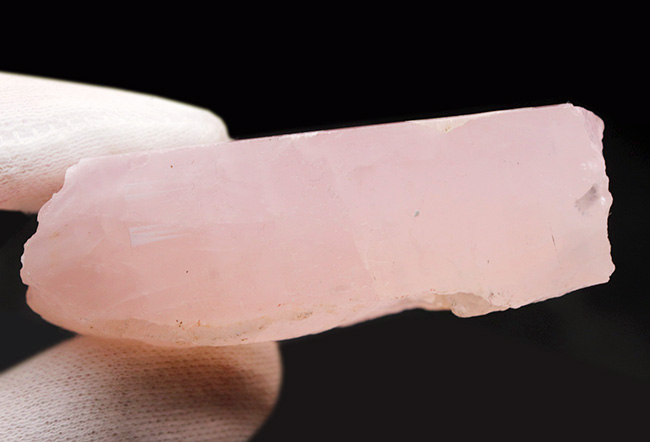 美しいピンク色を呈する、典型的なローズクォーツ（rose quartz）。幻想的な味わいをお楽しみください。（その6）