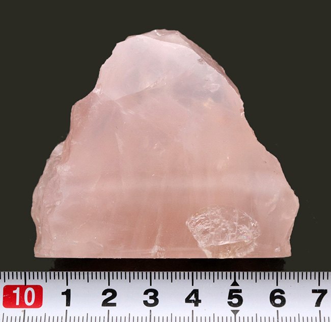 美しいピンク色を呈する、典型的なローズクォーツ（rose quartz）。幻想的な味わいをお楽しみください。（その7）