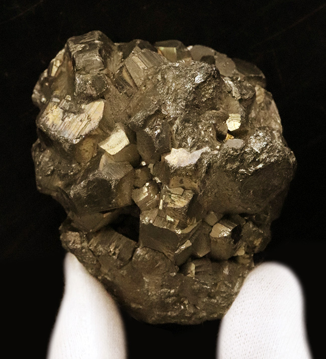 珍しい自然な産状を持つ個体！350gを超える立派な黄鉄鉱の自然結晶（その1）