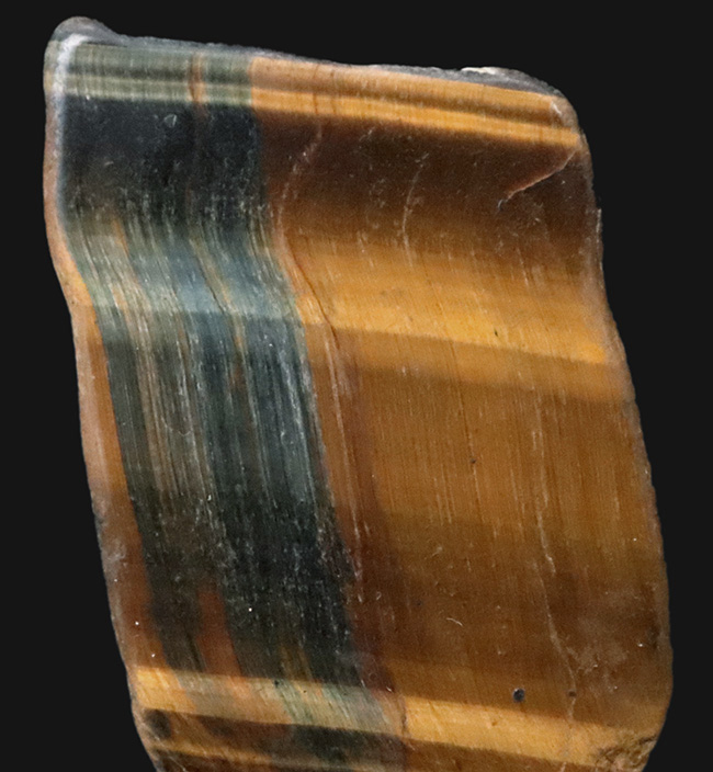 南アフリカ産タイガーアイ（Tiger's eye）／ブルーとブラウンが混在する薄板状標本、幾重にも重なる縞とシャトヤンシーにご注目（その1）
