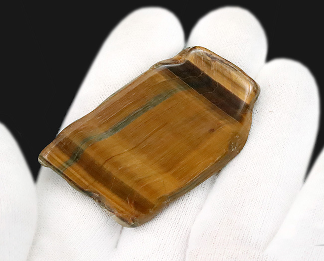 南アフリカ産タイガーアイ（Tiger's eye）／ブルーとブラウンが混在する薄板状標本、幾重にも重なる縞とシャトヤンシーにご注目（その5）
