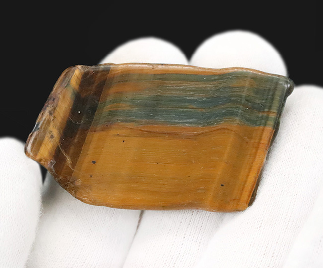 南アフリカ産タイガーアイ（Tiger's eye）／ブルーとブラウンが混在する薄板状標本、幾重にも重なる縞とシャトヤンシーにご注目（その6）