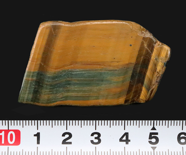 南アフリカ産タイガーアイ（Tiger's eye）／ブルーとブラウンが混在する薄板状標本、幾重にも重なる縞とシャトヤンシーにご注目（その8）