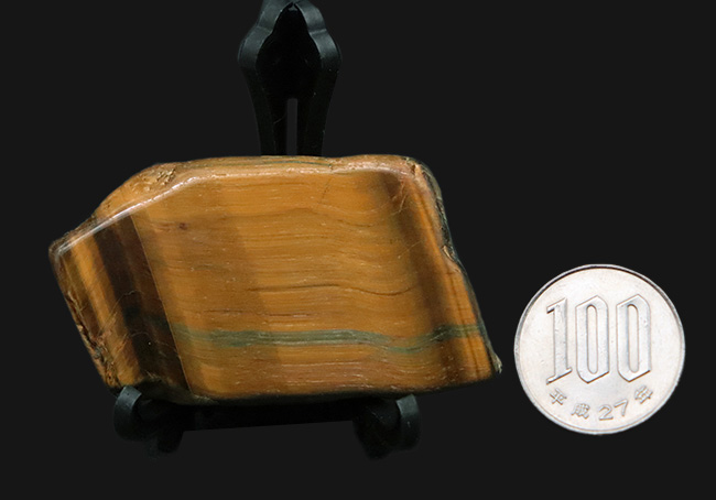 南アフリカ産タイガーアイ（Tiger's eye）／ブルーとブラウンが混在する薄板状標本、幾重にも重なる縞とシャトヤンシーにご注目（その9）