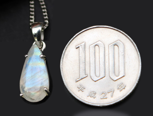 ユニークな輝きを持つ、微斜長石、ムーンストーン(Moonstone)を使ったペンダントトップ。金具部分925シルバー採用。シルバーチェーン、高級ジュエリケース付き(その8)