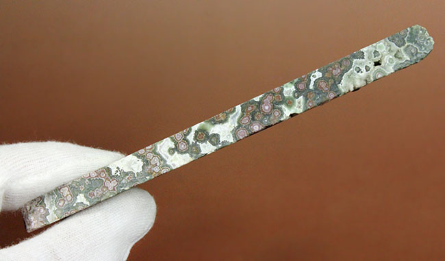 マダガスカル産。摩訶不思議な模様で見るものを引きつける魅惑の碧玉