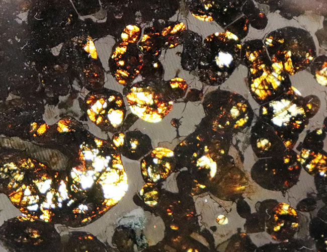 透明度の高いかんらん石が作り出す黄金の輝き！ケニヤ・セリコ産、２０１６年に発見された新しいパラサイト隕石（本体防錆処理済み）（その6）