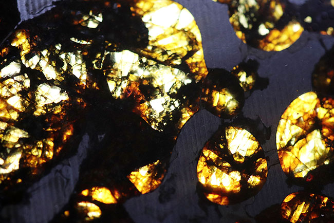 透明度の高いかんらん石が作り出す黄金の輝き！ケニヤ・セリコ産、２０１６年に発見された新しいパラサイト隕石（本体防錆処理済み）（その7）