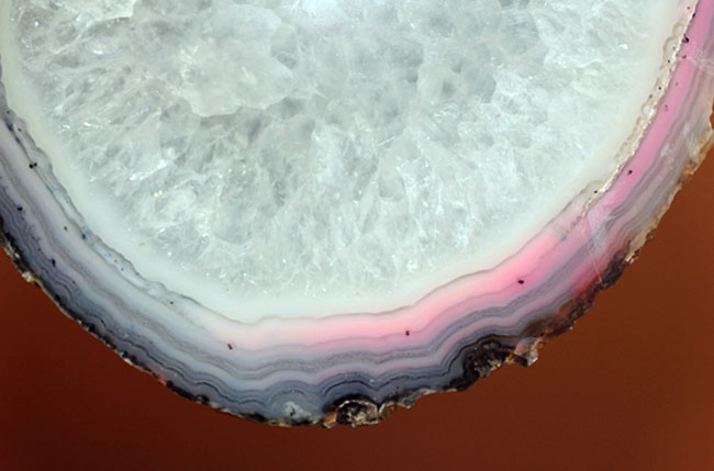 ピンクを呈する個性的なメノウ標本（Agate）（その4）