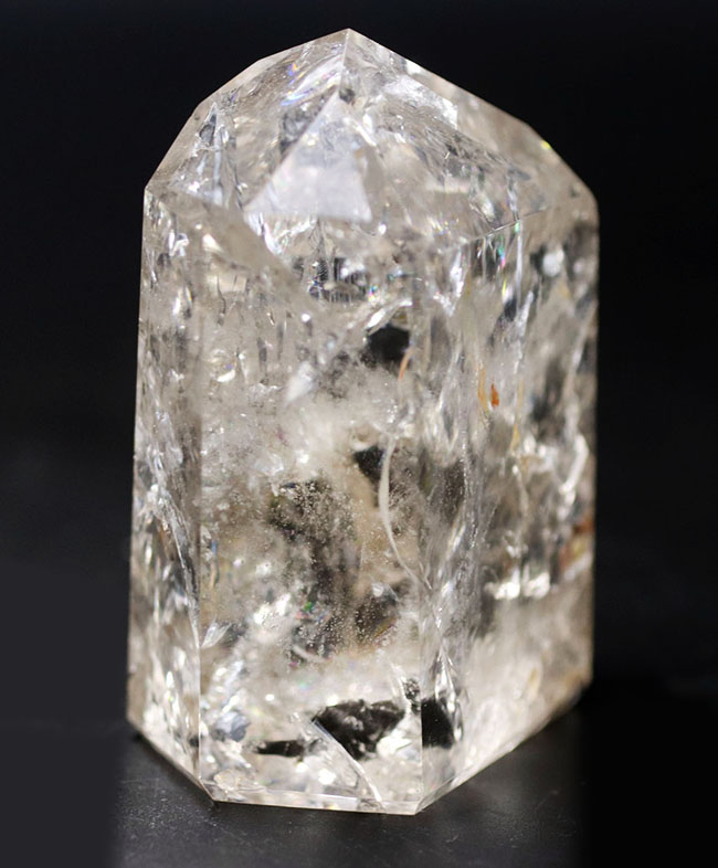 氷のような涼し気な見た目が面白い！虹色が現れる特殊な水晶、その名も