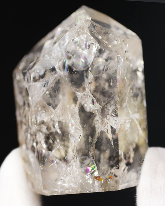 氷のような涼し気な見た目が面白い！虹色が現れる特殊な水晶